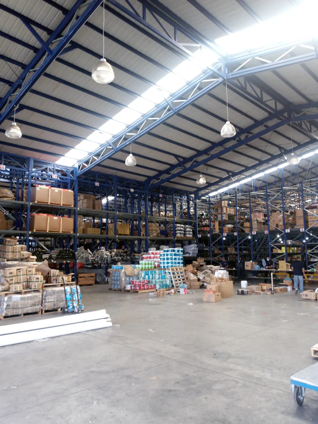 Interior de la bodega de Acuña & Hernández, con estanterías llenas de mercadería